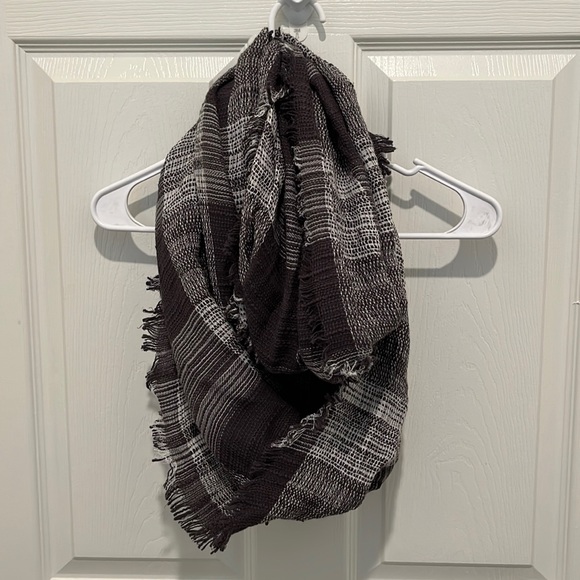 Loft Scarf - Picture 2 of 4